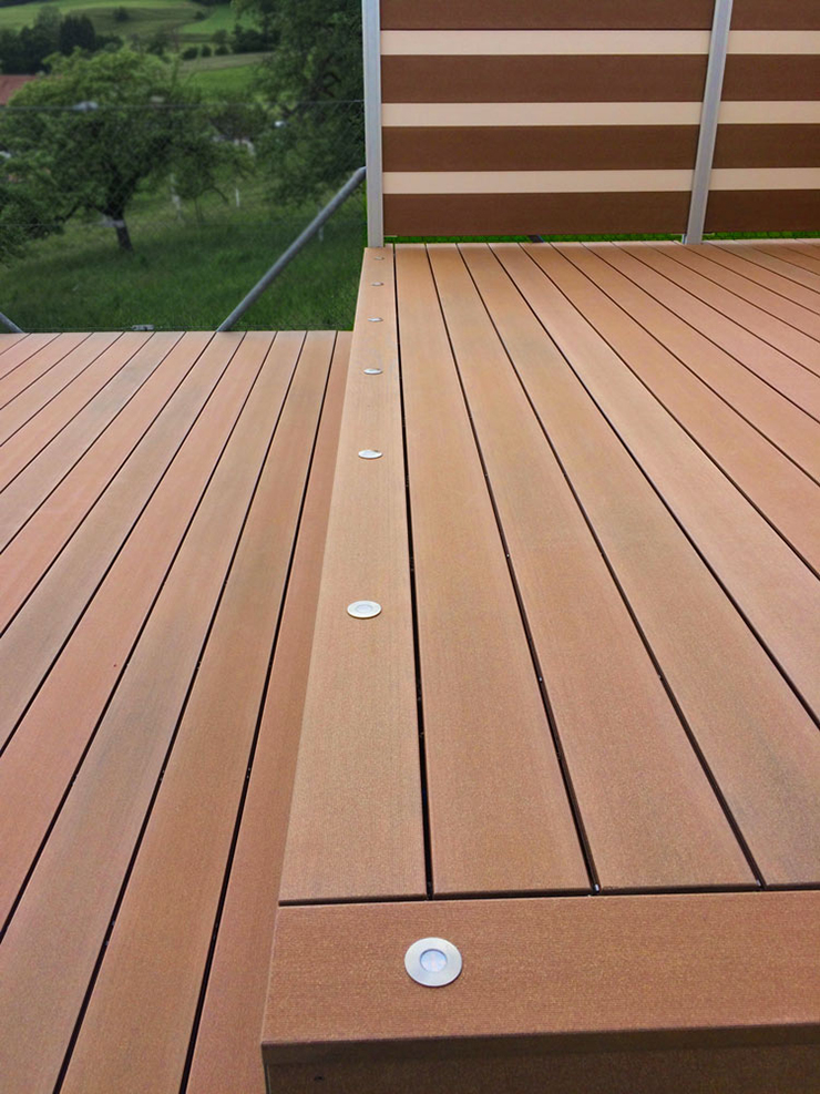 Garten-Terrasse auf zwei Etagen mit Sichtschutz und beleuchteten Stufen