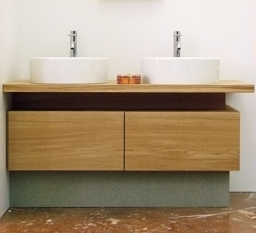 Waschkommode aus strapazierfähigem Holz in zeitlosem Design.