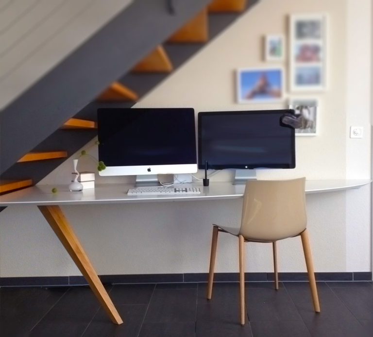 Möbeldesign, Massmöbel | Ergonomischer Arbeitstisch auf kleinem Raum