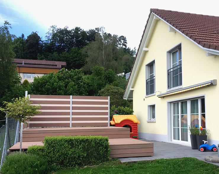 Garten-Terrasse auf zwei Etagen mit Sichtschutz und beleuchteten Stufen